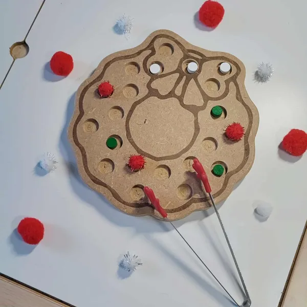 Plateau en bois en forme de couronne de Noël gravée, activité Montessori de motricité fine avec pompons rouges et verts