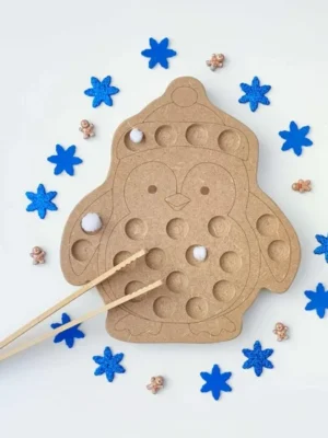 Plateau de motricité fine en bois en forme de pingouin avec pompons blancs et pinces, activité sensorielle Montessori sur le thème de l’hiver