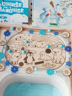 Insert sensoriel en bois thème banquise avec animaux polaires, jetons et pompons bleus pour plateau d’activités enfant