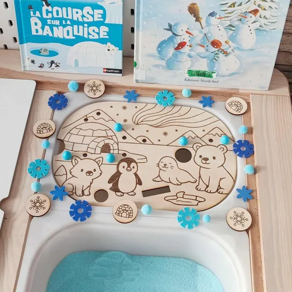 Insert sensoriel en bois thème banquise avec animaux polaires, jetons et pompons bleus pour plateau d’activités enfant