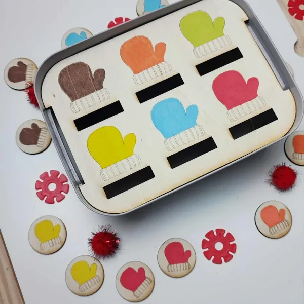 Plateau de tri en bois représentant des moufles colorées avec les jetons assortis disposés autour.