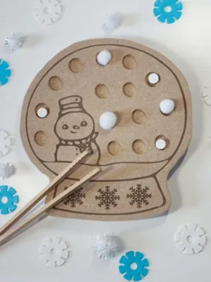 Plateau de motricité fine en bois en forme de boule à neige avec bonhomme de neige, activité Montessori d’hiver avec pinces et pompons blancs