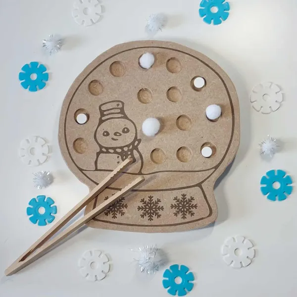 Plateau de motricité fine en bois en forme de boule à neige avec bonhomme de neige, activité Montessori d’hiver avec pinces et pompons blancs