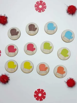 Jetons en bois colorés en forme de moufles, présentés sur un fond blanc avec des éléments sensoriels rouges.