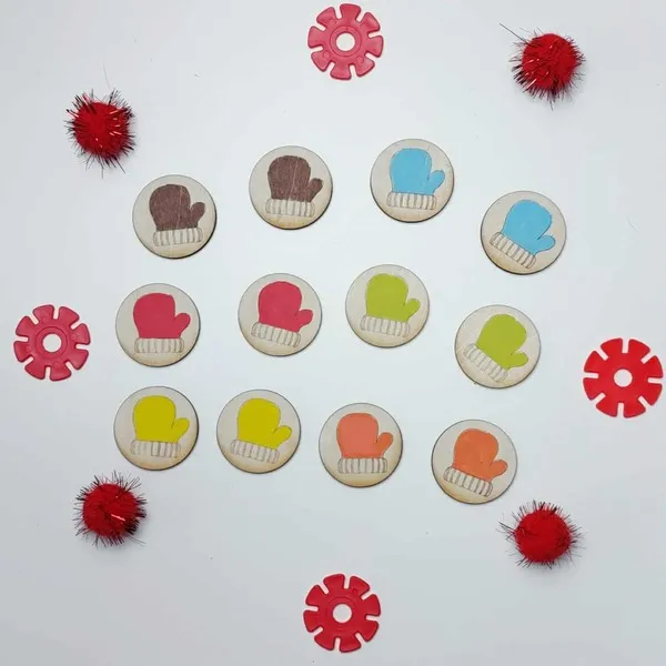 Jetons en bois colorés en forme de moufles, présentés sur un fond blanc avec des éléments sensoriels rouges.