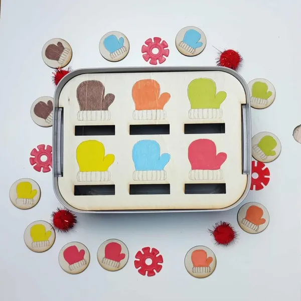 Plateau éducatif en bois illustré de moufles colorées avec jetons assortis pour activités de tri et d’association.