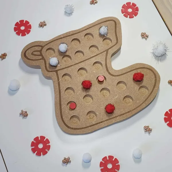 Plateau de motricité fine en bois en forme de chaussette de Noël décoré de pompons rouges et blancs, activité Montessori pour enfants