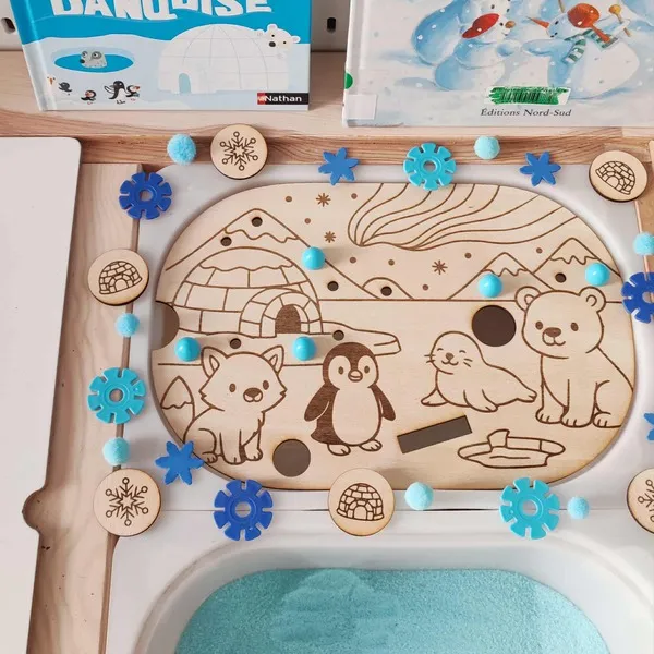 Insert en bois gravé thème banquise avec animaux polaires, jetons en bois et pompons bleus pour plateau sensoriel enfant