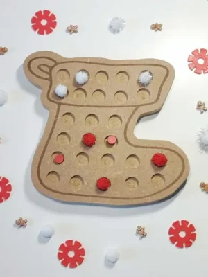Plateau de motricité fine en bois en forme de chaussette de Noël, activité Montessori avec pompons rouges et blancs
