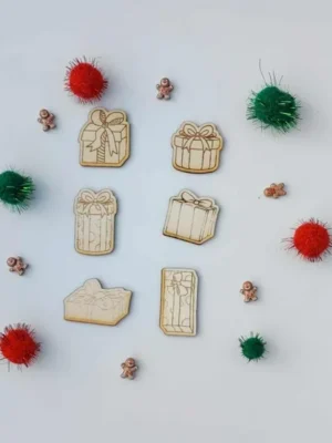Jetons en bois gravés en forme de paquets cadeaux entourés de pompons rouges et verts et de mini personnages pain d’épice, activité de Noël pour enfants
