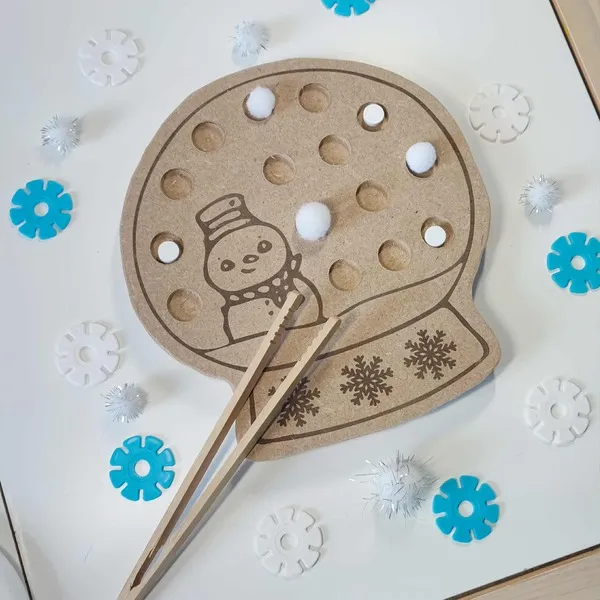 Plateau Montessori en bois représentant une boule à neige avec bonhomme de neige, activité sensorielle d’hiver avec pinces et pompons blancs