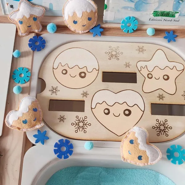 Jeu sensoriel d’hiver en bois avec formes biscuits souriants et pièces en feutrine douce pour activité Montessori neige