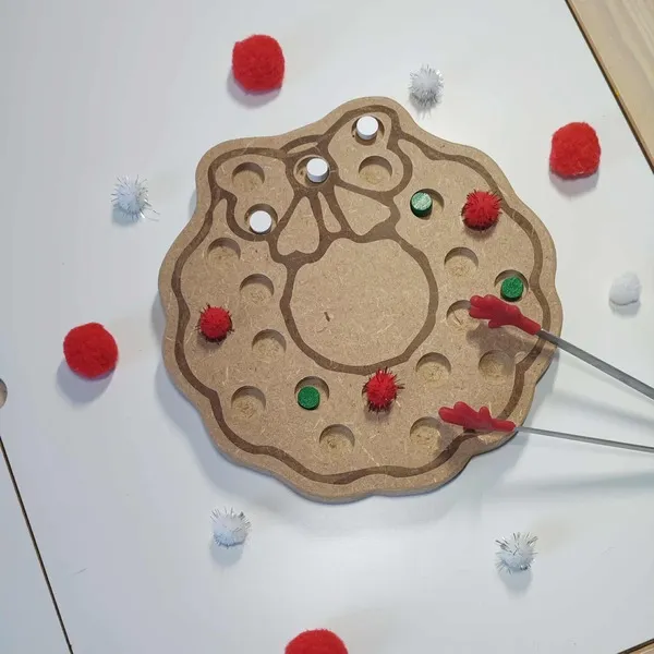Plateau de motricité fine en bois en forme de couronne de Noël, activité Montessori avec pompons rouges, verts et blancs