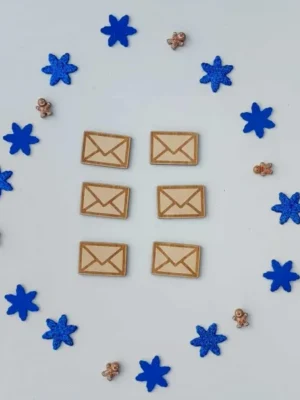 Six petites lettres en bois gravées entourées de flocons bleus et de mini bonshommes pain d’épices, accessoires du plateau sensoriel facteur du Père Noël