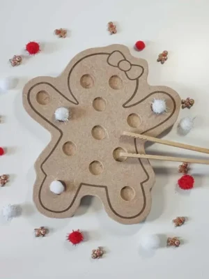 Plateau de motricité fine en bois en forme de bonhomme pain d’épices, décoré de pompons rouges et blancs avec baguettes de préhension