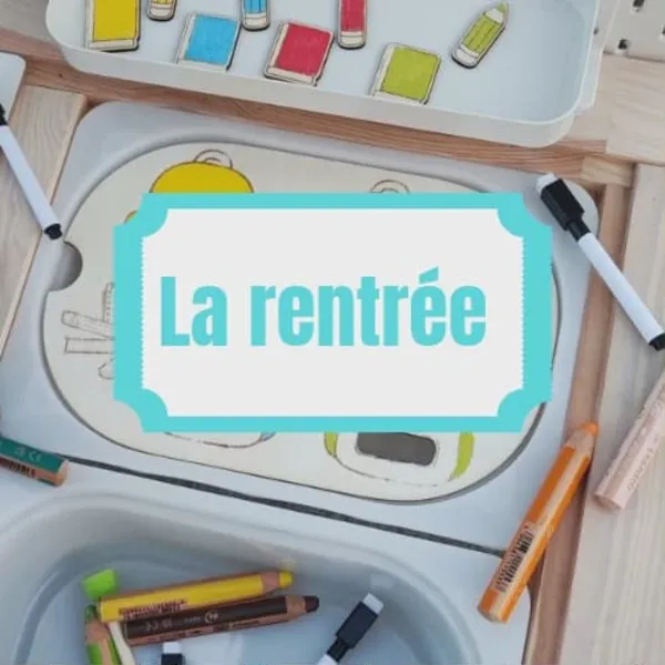 Plateau sensoriel en bois sur le thème de la rentrée des classes avec accessoires scolaires colorés et éléments éducatifs Montessori