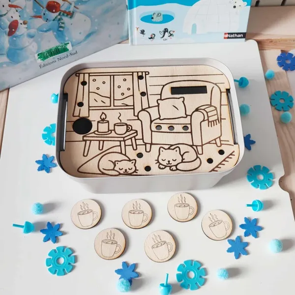 Plateau d’activités en bois gravé représentant un salon d’hiver avec chats endormis et jetons tasse à café Montessori