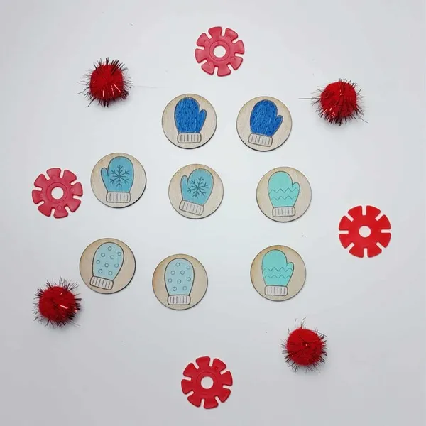 Jetons en bois illustrés de moufles bleues pour activité d’association thème hiver