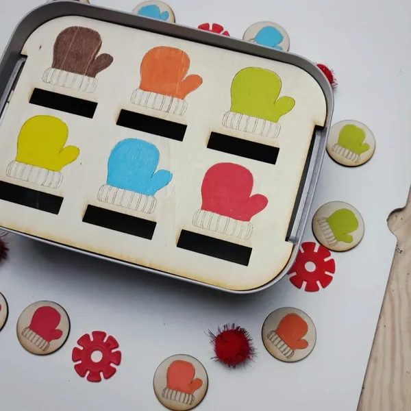 Plateau de tri en bois illustré de moufles colorées avec jetons assortis autour.