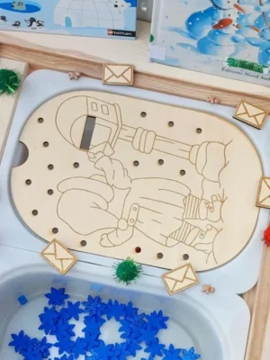 Plateau en bois gravé représentant un facteur du Père Noël distribuant le courrier, avec petits accessoires lettres en bois et décorations festives – activité sensorielle d’hiver Montessori