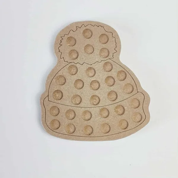 Plateau de motricité fine en bois MDF en forme de bonnet d’hiver, vu de dessus sur fond blanc