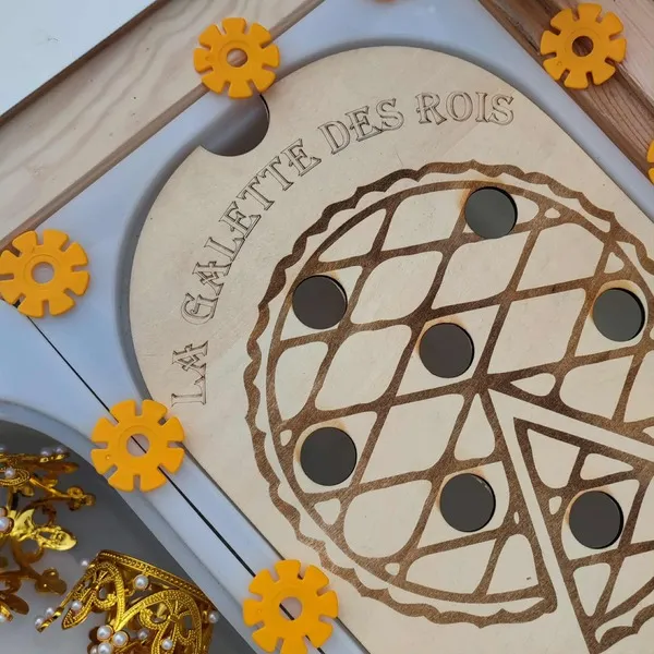 Plateau en bois gravé La Galette des Rois avec jetons ronds et décorations jaunes, activité Montessori Épiphanie