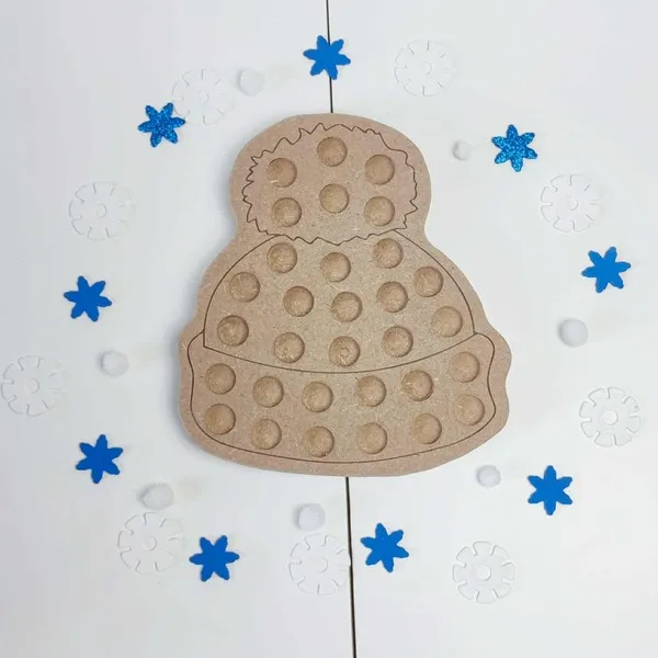 Plateau de motricité fine en bois en forme de bonnet d’hiver, entouré de flocons bleus et blancs sur fond clair