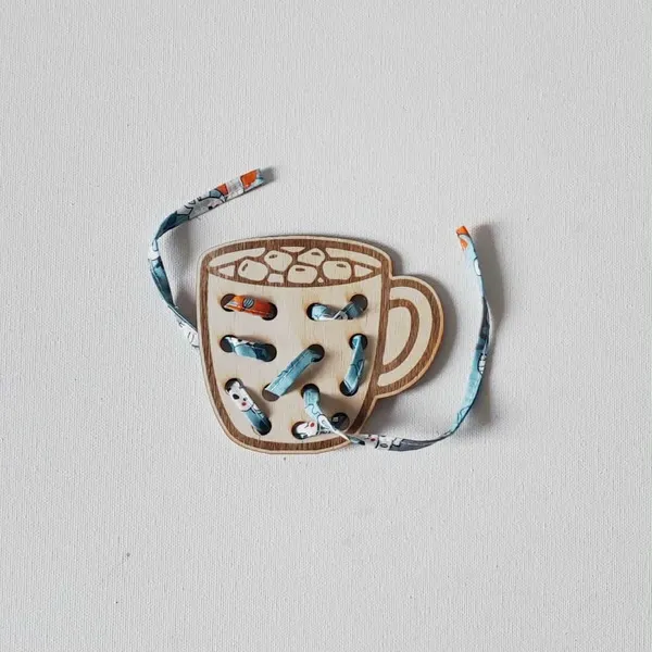 Carte à lacets en bois en forme de tasse, avec ruban illustré sur le thème de l’hiver pour une activité Montessori de motricité fine