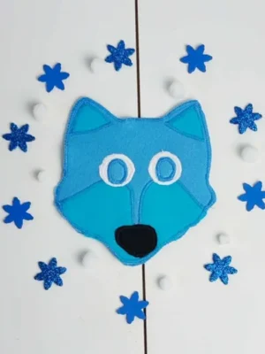 Tête de loup en feutrine bleue entourée de flocons bleus et de boules blanches, présentée sur fond clair