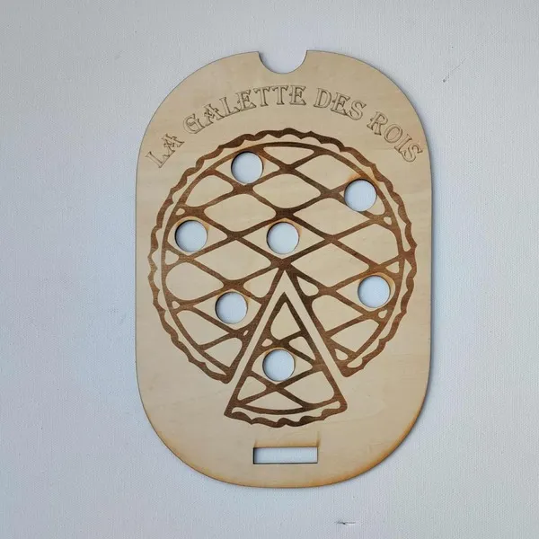 Plateau en bois gravé représentant une galette des rois avec emplacements ronds pour jetons, support d’activité Montessori