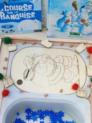 Plateau d’activité en bois représentant le Père Noël avec jetons cadeaux gravés, activité sensorielle de Noël pour enfants inspirée de la pédagogie Montessori
