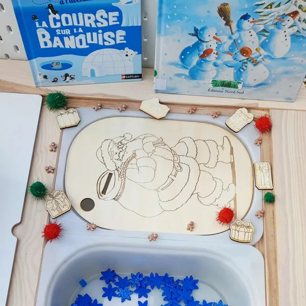 Plateau d’activité en bois représentant le Père Noël avec jetons cadeaux gravés, activité sensorielle de Noël pour enfants inspirée de la pédagogie Montessori