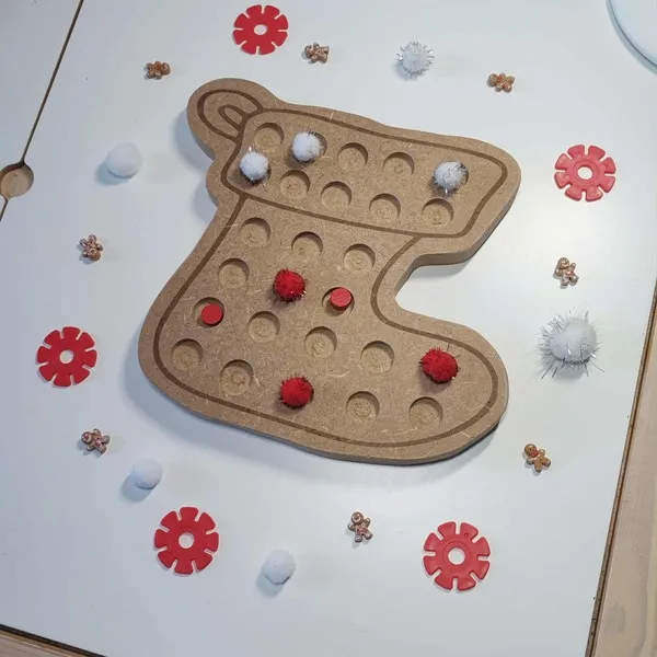 Plateau de motricité fine en bois en forme de chaussette de Noël avec pompons rouges et blancs pour activité Montessori