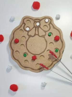 Plateau Montessori en bois en forme de couronne de Noël avec nœud gravé, activité sensorielle de motricité fine avec pompons rouges et verts