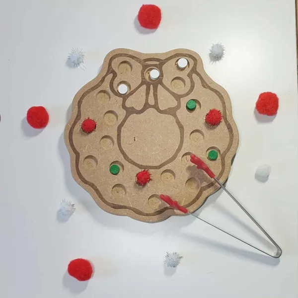 Plateau Montessori en bois en forme de couronne de Noël avec nœud gravé, activité sensorielle de motricité fine avec pompons rouges et verts