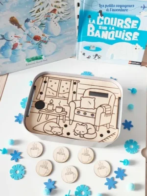 Plateau d’activités en bois thème hiver avec salon gravé, tasses en bois et accessoires sensoriels bleus Montessori