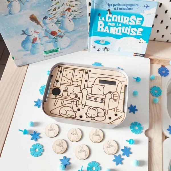 Plateau d’activités en bois thème hiver avec salon gravé, tasses en bois et accessoires sensoriels bleus Montessori