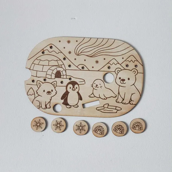 Insert en bois gravé thème banquise avec animaux polaires et jetons assortis pour activité sensorielle enfant