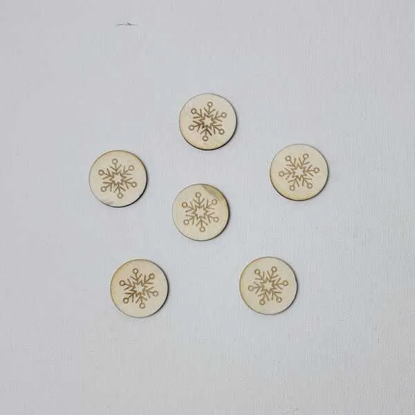 Six jetons ronds en bois gravés d’un flocon, disposés sur fond blanc.