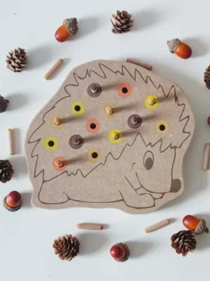 Plateau de motricité fine en bois en forme de hérisson avec pics colorés à insérer, activité éducative pour enfants