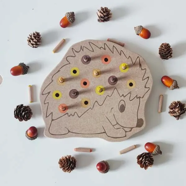 Plateau de motricité fine en bois en forme de hérisson avec pics colorés à insérer, activité éducative pour enfants