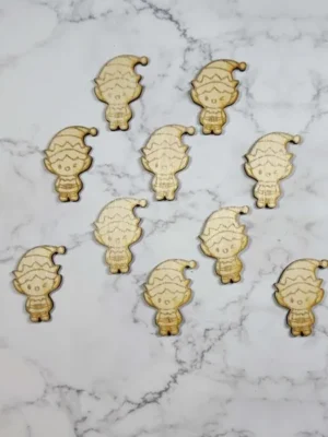Lot de jetons en bois gravés représentant des lutins de Noël, décor hivernal