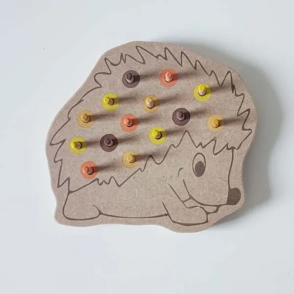 Plateau de motricité fine en bois en forme de hérisson avec pics colorés, jeu éducatif pour enfant