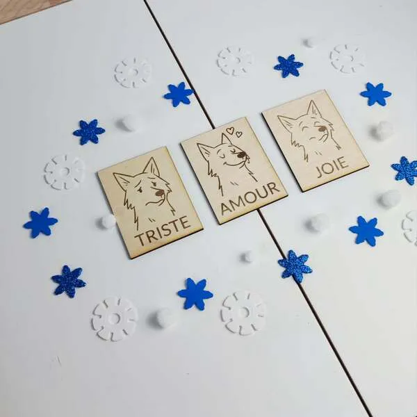 Cartes émotions loup en bois disposées en diagonale avec décor hivernal pour enfant