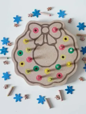 Plateau de motricité fine en bois en forme de couronne de Noël avec nœud et pics colorés à insérer