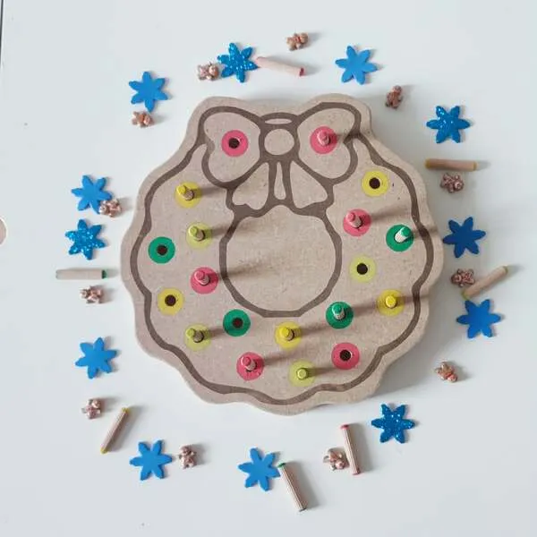 Plateau de motricité fine en bois en forme de couronne de Noël avec nœud et pics colorés à insérer