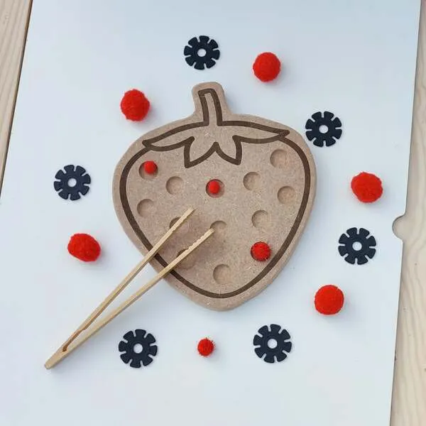 Plateau de motricité fine fraise avec pompons et pinces pour enfant