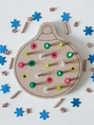 Plateau de motricité fine en bois en forme de boule de Noël avec pics colorés, activité éducative pour enfant