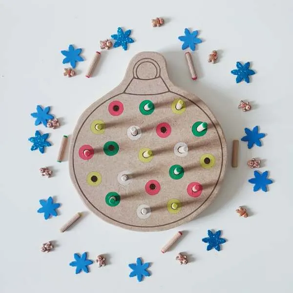 Plateau de motricité fine en bois en forme de boule de Noël avec pics colorés, activité éducative pour enfant