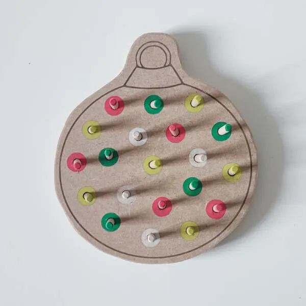 Plateau de motricité fine en bois en forme de boule de Noël avec pics colorés, jeu éducatif enfant